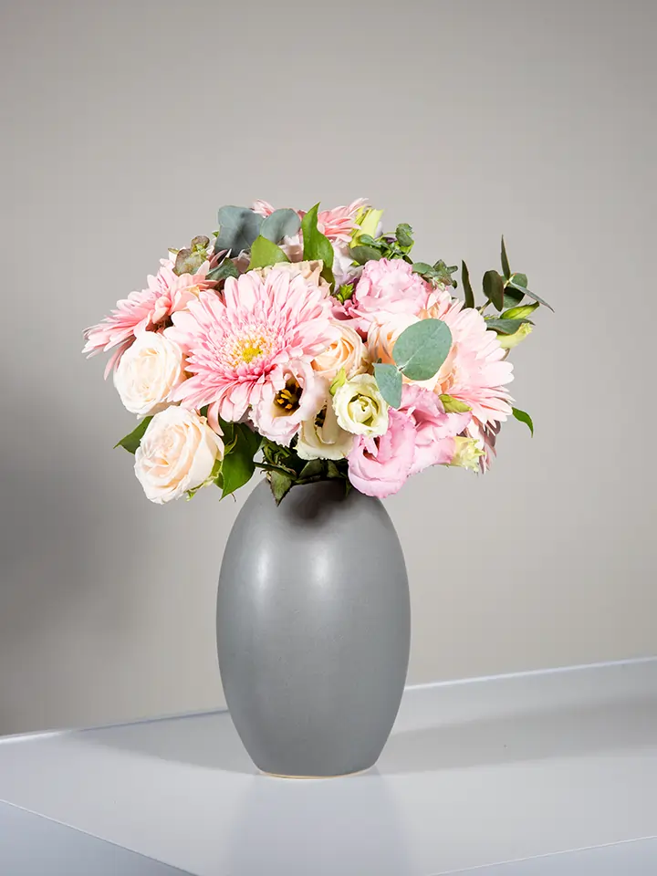 Bouquet rosa di gerbere lisianthus rose in vaso grigio